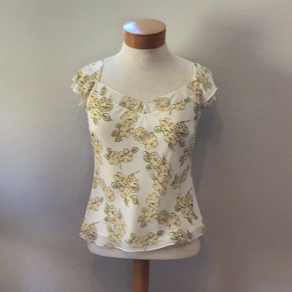 Soft Ann Taylor LOFT sleeveless summertime top.